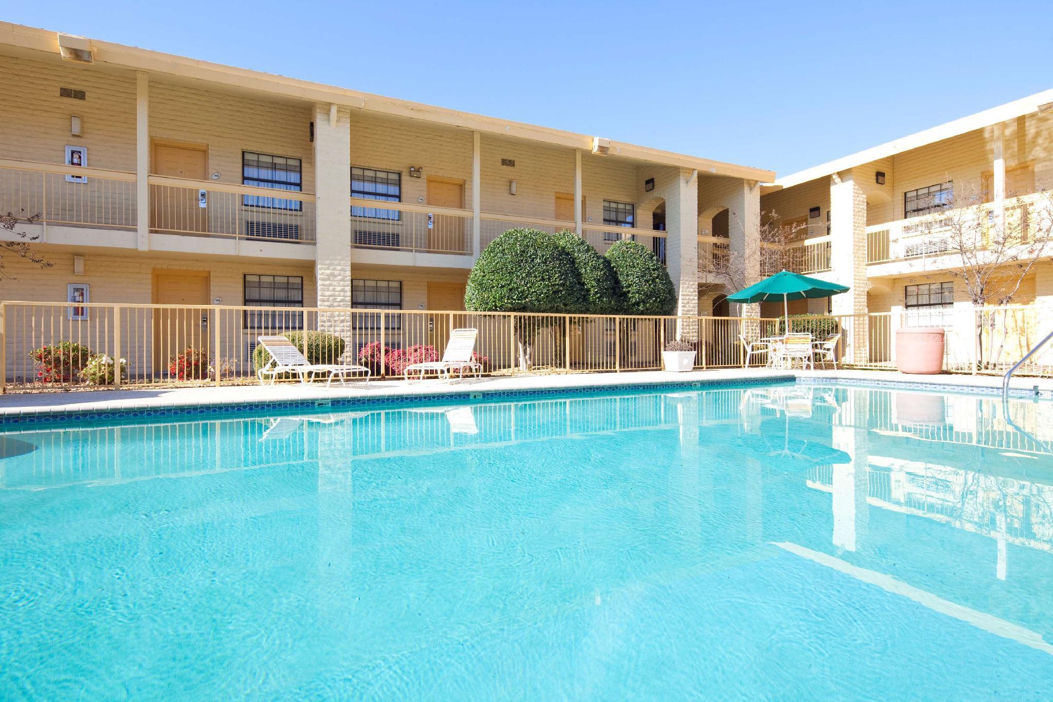La Quinta Inn By Wyndham Huntsville Research Park Extérieur photo