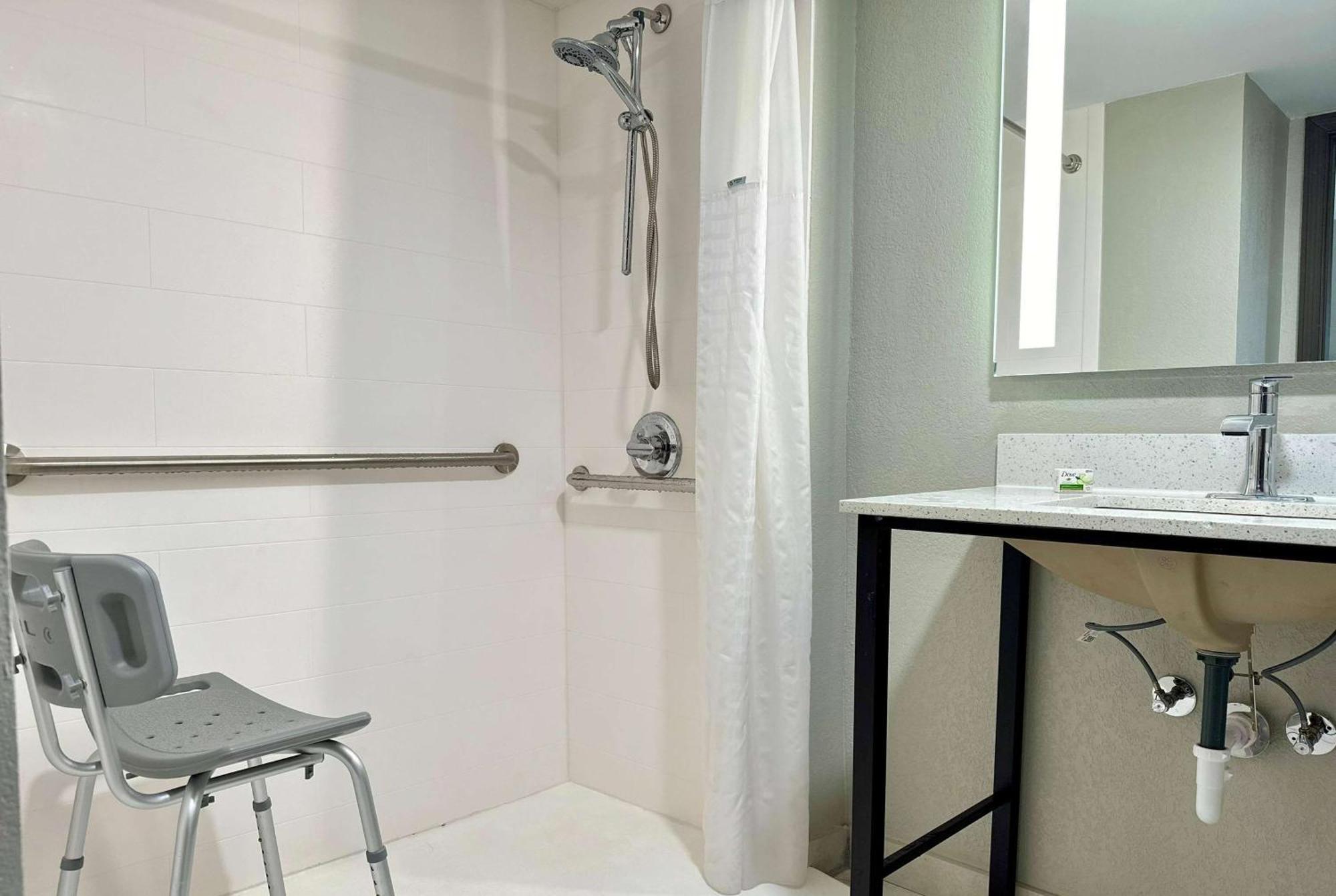 La Quinta Inn By Wyndham Huntsville Research Park Extérieur photo